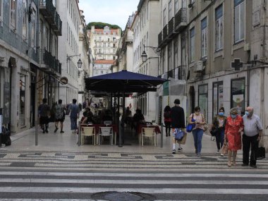 Pazartesi günü Lizbon, Portekiz 'deki Atalaia Caddesi ve çevresindeki barlarda mutlu saatler ve hareketler).