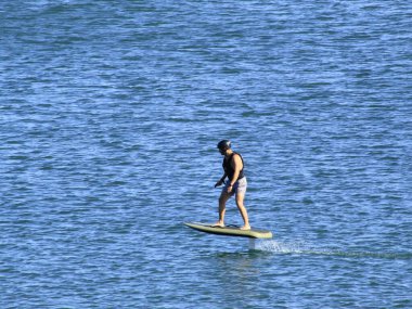 Ribeira sahilinde, Cascais 'de hareket var. 7 Temmuz 2021, Cascais, Portekiz. Ribeira sahilinde, Cascais şehrinde, küçük bir plaj, ama spor için çok kullanılıyor ve restoranlara ve Cascais 'e yakın. 