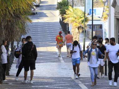 Yüzenler, Cascais 'deki Conceicao plajında keyifli bir günün tadını çıkarıyorlar. 7 Temmuz 2021, Cascais, Portekiz: Banyo 7 Çarşamba günü Lizbon 'un başkenti Cascais' teki Conceicao plajında keyifli bir gün geçirmektedir.)