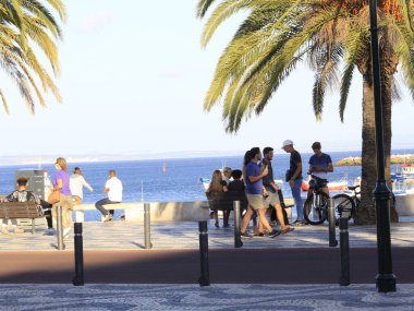 Ribeira sahilinde, Cascais 'de hareket var. 7 Temmuz 2021, Cascais, Portekiz. Ribeira sahilinde, Cascais şehrinde, küçük bir plaj, ama spor için çok kullanılıyor ve restoranlara ve Cascais 'e yakın. 