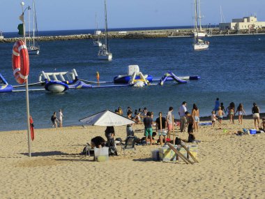Yüzenler, Cascais 'deki Conceicao plajında keyifli bir günün tadını çıkarıyorlar. 7 Temmuz 2021, Cascais, Portekiz: Banyo 7 Çarşamba günü Lizbon 'un başkenti Cascais' teki Conceicao plajında keyifli bir gün geçirmektedir.)