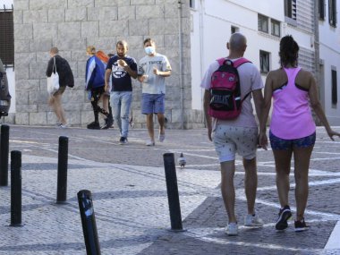 Yüzenler, Cascais 'deki Conceicao plajında keyifli bir günün tadını çıkarıyorlar. 7 Temmuz 2021, Cascais, Portekiz: Banyo 7 Çarşamba günü Lizbon 'un başkenti Cascais' teki Conceicao plajında keyifli bir gün geçirmektedir.)
