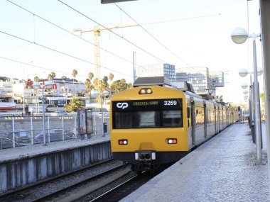 Cascais şehrinde hareket var Lisbon. 7 Temmuz 2021, Cascais, Portekiz: Cascais kenti ve Demiryolu Terminali 'nde 7 Temmuz Çarşamba günü hareket. Cascais, Lizbon 'a dakikalar uzaklıkta bulunan Portekiz' in ana şehirlerinden biri. 