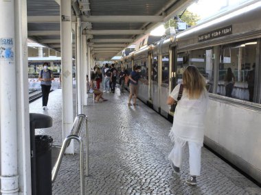 Cascais şehrinde hareket var Lisbon. 7 Temmuz 2021, Cascais, Portekiz: Cascais kenti ve Demiryolu Terminali 'nde 7 Temmuz Çarşamba günü hareket. Cascais, Lizbon 'a dakikalar uzaklıkta bulunan Portekiz' in ana şehirlerinden biri. 