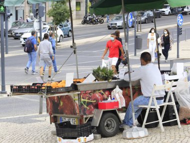 Lizbon 'da ve çevrede insanlar hareket ediyor. 6 Temmuz 2021, Lizbon, Portekiz: Sao Sebastiao ve Marques arasında 6 Temmuz Salı günü, Covid-19 'un salgınının ortasında, Lizbon' da Pombal metro istasyonları arasında bir yolcu hareketi