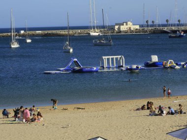 Yüzenler, Cascais 'deki Conceicao plajında keyifli bir günün tadını çıkarıyorlar. 7 Temmuz 2021, Cascais, Portekiz: Banyo 7 Çarşamba günü Lizbon 'un başkenti Cascais' teki Conceicao plajında keyifli bir gün geçirmektedir.)