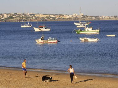 Ribeira sahilinde, Cascais 'de hareket var. 7 Temmuz 2021, Cascais, Portekiz. Ribeira sahilinde, Cascais şehrinde, küçük bir plaj, ama spor için çok kullanılıyor ve restoranlara ve Cascais 'e yakın. 