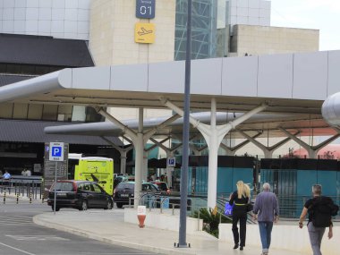 Lizbon Uluslararası Havaalanında Yolcu Hareketi. 6 Temmuz 2021, Lizbon, Portekiz: Portekiz 'deki Lizbon Uluslararası Havalimanı' nda 6 Temmuz Salı günü yolcu hareketi. Havaalanına giden bazı metro hatları yeniden açıldı. Terminal 2
