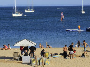 Yüzenler, Cascais 'deki Conceicao plajında keyifli bir günün tadını çıkarıyorlar. 7 Temmuz 2021, Cascais, Portekiz: Banyo 7 Çarşamba günü Lizbon 'un başkenti Cascais' teki Conceicao plajında keyifli bir gün geçirmektedir.)