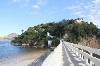 Rio De Janeiro 'daki ilk Katolik kiliselerinden biri. 6 Temmuz 2021, Niteroi, Rio de Janeiro, Brezilya: Rio de Janeiro 'da Boa Viagem Adası adlı ilk Katolik kiliselerinden biri Boa Viagem Plajı' ndaki bir tepede Niteroi 'de bulunmaktadır.