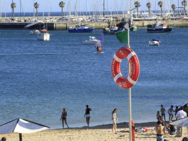 Yüzenler, Cascais 'deki Conceicao plajında keyifli bir günün tadını çıkarıyorlar. 7 Temmuz 2021, Cascais, Portekiz: Banyo 7 Çarşamba günü Lizbon 'un başkenti Cascais' teki Conceicao plajında keyifli bir gün geçirmektedir.)