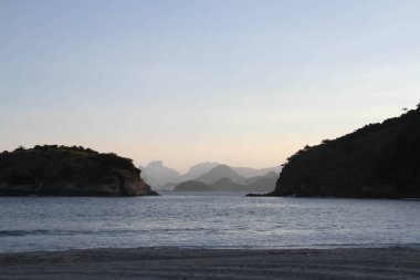 Niteroi plajı. 6 Temmuz 2021, Niteroi, Rio de Janeiro, Brezilya: Niteroi 'deki Piratininga Plajı' nda bir akşam, COVID-19 'un ortasında az sayıda kişi.