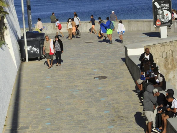 Les Baigneurs Profitent Une Agréable Journée Plage Conceicao Cascais Juillet — Photo