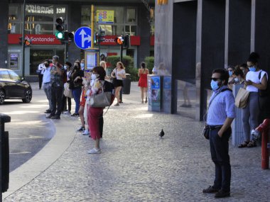 Lizbon metro istasyonları etrafında yayalar var. 8 Temmuz 2021, Lizbon, Portekiz: Campo Grande ve Marques do Pombal metro istasyonlarında 8 Temmuz Perşembe günü yoğun yaya hareketi)
