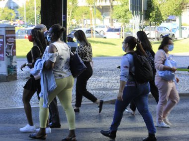 Lizbon metro istasyonları etrafında yayalar var. 8 Temmuz 2021, Lizbon, Portekiz: Campo Grande ve Marques do Pombal metro istasyonlarında 8 Temmuz Perşembe günü yoğun yaya hareketi)