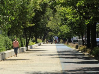 Lizbon Üniversitesi 'nin önünde hareket var. 8 Temmuz 2021, Lizbon, Portekiz. 8 Perşembe günü, Portekiz 'deki Lizbon Üniversitesi' nin önünde, Coronavirus salgınının ortasında hareket). 
