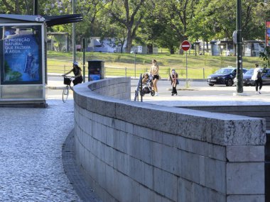 Lizbon metro istasyonları etrafında yayalar var. 8 Temmuz 2021, Lizbon, Portekiz: Campo Grande ve Marques do Pombal metro istasyonlarında 8 Temmuz Perşembe günü yoğun yaya hareketi)