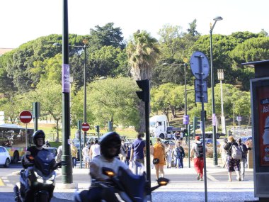 Lizbon metro istasyonları etrafında yayalar var. 8 Temmuz 2021, Lizbon, Portekiz: Campo Grande ve Marques do Pombal metro istasyonlarında 8 Temmuz Perşembe günü yoğun yaya hareketi)