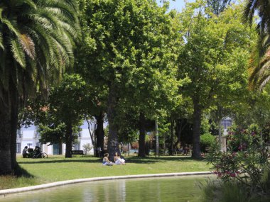 Lisbon 'daki Campo Grande Garden' daki insanlar. 8 Temmuz 2021, Lizbon, Portekiz: Campo Grande Garden 'daki insan hareketleri, 8 Temmuz Perşembe günü Lizbon şehir merkezindeki en büyük bahçe olarak kabul edildi.).