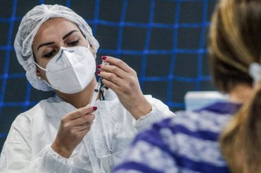 Guarulhos 'ta FLU ve COVID-19' a karşı aşı. 9 Temmuz 2021, Guarulhos, Sao Paulo, Brezilya: Guarulhos şehri, 6 aylıktan büyük tüm nüfus ve covid-19 'a karşı grip aşısı organize etmiştir (Coronavirus)