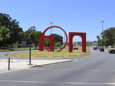Lizbon Üniversitesi 'nin önünde hareket var. 8 Temmuz 2021, Lizbon, Portekiz. 8 Perşembe günü, Portekiz 'deki Lizbon Üniversitesi' nin önünde, Coronavirus salgınının ortasında hareket). 