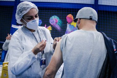 Guarulhos 'ta FLU ve COVID-19' a karşı aşı. 9 Temmuz 2021, Guarulhos, Sao Paulo, Brezilya: Guarulhos şehri, 6 aylıktan büyük tüm nüfus ve covid-19 'a karşı grip aşısı organize etmiştir (Coronavirus)