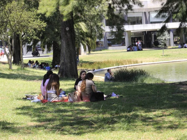 Люди Саду Campo Grande Лісабоні Липня 2021 Лісабон Португалія Рух — стокове фото