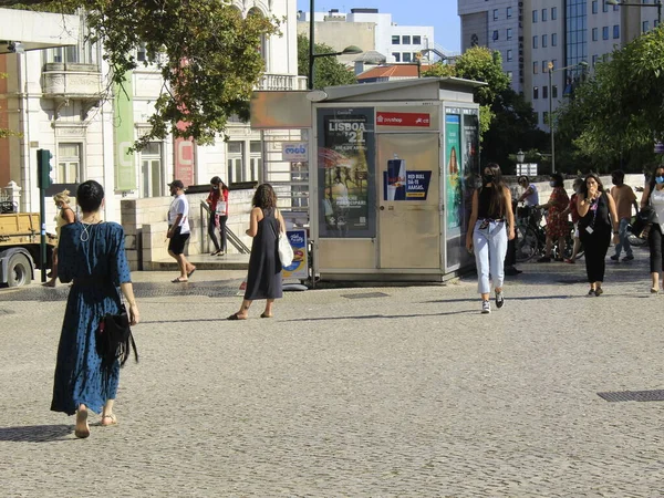 リスボン地下鉄駅周辺の歩行者運動 ポルトガルのリスボン2021年7月8日 カンポ グランデ駅周辺とマルケス駅周辺の激しい歩行者運動は 木曜日にリスボンのポンバル地下鉄駅を行います — ストック写真