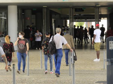 (Lizbon 'daki Cais do Sodre İstasyonu ve çevresindeki hareketlilik. 11 Temmuz 2021, Lizbon, Portekiz: Cais do Sodre İstasyonu ve çevresindeki hareketlilik, Pazar günü, Avrupa yazının ortasında hoş bir sıcaklıkla.