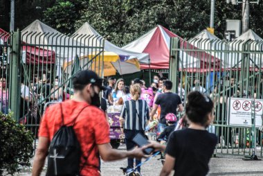 Ipiranga Müzesi 'nde insan dolaşımı. 11 Temmuz 2021, Sao Paulo, Brezilya: 11 Pazar günü Sao Paulo 'daki Independencia Park' taki Ipiranga Müzesi 'nde insan hareketleri). 