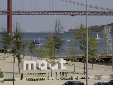 (Lizbon sıcaktan ve covid-19 vakalarındaki artıştan dolayı firar etti. 10 Temmuz 2021, Lizbon, Portekiz: Lizbon 'un çok sayıda noktası terk edilmiş veya Avrupa yazı boyunca, Cumartesi günü yüksek sıcaklıklar nedeniyle az hareketli 