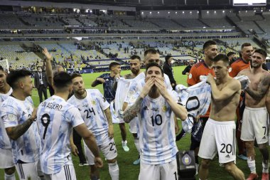 Copa America. 10 Temmuz 2021, Rio de Janeiro, Brezilya: Arjantinli oyuncular, Maracana Stadyumu 'nda Cumartesi gecesi oynanan futbol karşılaşmasında Brezilya' yı 1-0 yenen Copa America şampiyonluğunu kutladılar (10).).