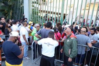 Copa America Final: Brezilya ve Arjantin. 10 Temmuz 2021, Rio de Janeiro, Brezilya: Taraftarlar Brezilya ile Arjantin arasındaki futbol maçı için Rio de Janeiro 'daki Maracana Stadyumu' na geldiler.). 