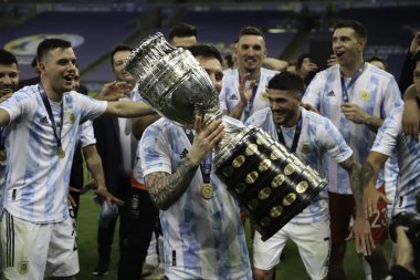 Copa America 'nın Arjantin şampiyonu. 10 Temmuz 2021, Rio de Janeiro, Brezilya: Arjantinli oyuncular, Maracana Stadyumu 'nda Cumartesi gecesi oynanan futbol karşılaşmasında Brezilya' yı 1-0 yenen Copa America şampiyonluğunu kutladılar (10).).