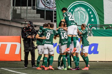 Brezilya Futbol Şampiyonası: Palmeiras ve Santos. 10 Temmuz 2021 'de Brezilya, Sao Paulo: Palmeiras' tan Gustavo Gomez, Brezilya Futbol Şampiyonası 'nın 11. raundunda geçerli olan Palmeiras ve Santos arasındaki futbol maçında golünü kutladı.