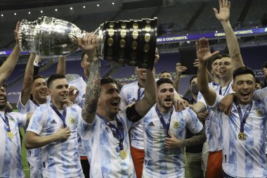 Copa America 'nın Arjantin şampiyonu. 10 Temmuz 2021, Rio de Janeiro, Brezilya: Arjantinli oyuncular, Maracana Stadyumu 'nda Cumartesi gecesi oynanan futbol karşılaşmasında Brezilya' yı 1-0 yenen Copa America şampiyonluğunu kutladılar (10).).