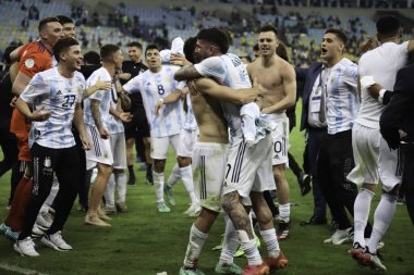 Copa America. 10 Temmuz 2021, Rio de Janeiro, Brezilya: Arjantinli oyuncular, Maracana Stadyumu 'nda Cumartesi gecesi oynanan futbol karşılaşmasında Brezilya' yı 1-0 yenen Copa America şampiyonluğunu kutladılar (10).).