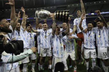 Copa America 'nın Arjantin şampiyonu. 10 Temmuz 2021, Rio de Janeiro, Brezilya: Arjantinli oyuncular, Maracana Stadyumu 'nda Cumartesi gecesi oynanan futbol karşılaşmasında Brezilya' yı 1-0 yenen Copa America şampiyonluğunu kutladılar (10).).