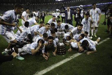 Copa America 'nın Arjantin şampiyonu. 10 Temmuz 2021, Rio de Janeiro, Brezilya: Arjantinli oyuncular, Maracana Stadyumu 'nda Cumartesi gecesi oynanan futbol karşılaşmasında Brezilya' yı 1-0 yenen Copa America şampiyonluğunu kutladılar (10).).
