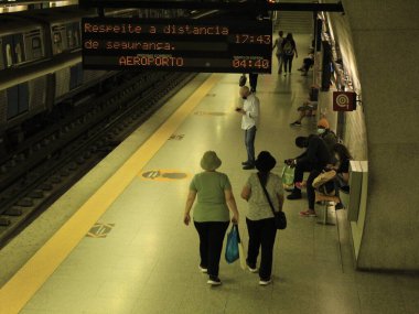 Lizbon 'da hareket var. 9 Temmuz 2021, Lizbon, Portekiz: Metro hatlarında ve çevrede Cuma günü öğleden sonra, Lizbon, Portekiz 'de hareket.  
