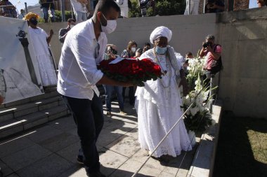  Rio de Janeiro 'daki Valongo Rıhtımı' nı temizliyorum. 10 Temmuz 2021, Rio de Janeiro, Brezilya: 10. Valongo Rıhtımı Yıkanması Kutlaması, Saude ilçesi, Rio de Janeiro, 10 Temmuz Cumartesi).