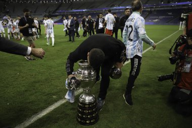 Copa America 'nın Arjantin şampiyonu. 10 Temmuz 2021, Rio de Janeiro, Brezilya: Arjantinli oyuncular, Maracana Stadyumu 'nda Cumartesi gecesi oynanan futbol karşılaşmasında Brezilya' yı 1-0 yenen Copa America şampiyonluğunu kutladılar (10).).