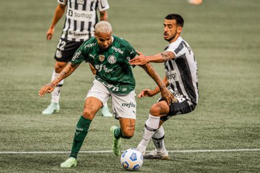 Brezilya Futbol Şampiyonası: Palmeiras ve Santos. 10 Temmuz 2021 'de Brezilya, Sao Paulo: Palmeiras' tan Gustavo Gomez, Brezilya Futbol Şampiyonası 'nın 11. raundunda geçerli olan Palmeiras ve Santos arasındaki futbol maçında golünü kutladı.