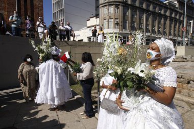  Rio de Janeiro 'daki Valongo Rıhtımı' nı temizliyorum. 10 Temmuz 2021, Rio de Janeiro, Brezilya: 10. Valongo Rıhtımı Yıkanması Kutlaması, Saude ilçesi, Rio de Janeiro, 10 Temmuz Cumartesi).
