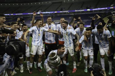 Copa America 'nın Arjantin şampiyonu. 10 Temmuz 2021, Rio de Janeiro, Brezilya: Arjantinli oyuncular, Maracana Stadyumu 'nda Cumartesi gecesi oynanan futbol karşılaşmasında Brezilya' yı 1-0 yenen Copa America şampiyonluğunu kutladılar (10).).