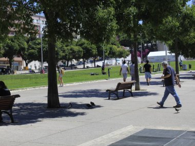 Lizbon 'da hareket var. 9 Temmuz 2021, Lizbon, Portekiz: Metro hatlarında ve çevrede Cuma günü öğleden sonra, Lizbon, Portekiz 'de hareket.  
