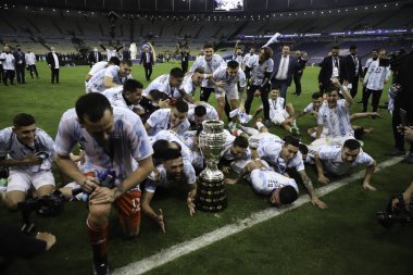 Copa America 'nın Arjantin şampiyonu. 10 Temmuz 2021, Rio de Janeiro, Brezilya: Arjantinli oyuncular, Maracana Stadyumu 'nda Cumartesi gecesi oynanan futbol karşılaşmasında Brezilya' yı 1-0 yenen Copa America şampiyonluğunu kutladılar (10).).