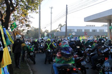 Brezilya Başkanı Porto Alegre 'de motosiklet sürüyor. 10 Temmuz 2021, Porto Alegre, Rio Grande do Sul, Brezilya: Brezilya Cumhurbaşkanı Jair Bolsonaro, 10 Temmuz Cumartesi günü Porto Alegre şehir merkezinde motosiklet turu yaptı (10.).