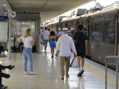 Lizbon 'da taşıma hareketi. 10 Temmuz 2021, Lizbon, Portekiz: Terreiro do Paco (Metro ve Fluvial) ve Cais do Sodre (Metro, Fluvial ve Train) istasyonlarında Cumartesi günü,