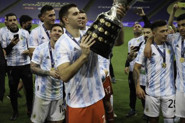 Copa America 'nın Arjantin şampiyonu. 10 Temmuz 2021, Rio de Janeiro, Brezilya: Arjantinli oyuncular, Maracana Stadyumu 'nda Cumartesi gecesi oynanan futbol karşılaşmasında Brezilya' yı 1-0 yenen Copa America şampiyonluğunu kutladılar (10).).